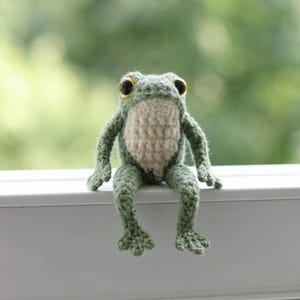 Crochet frog pattern - A crocheted frog sitting on a window