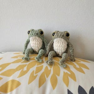 Crochet frog pattern - 2 crocheted frogs sitting on a sofa