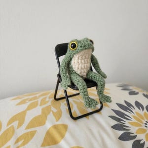 Crochet frog pattern - A crocheted frog sitting on a mini chair