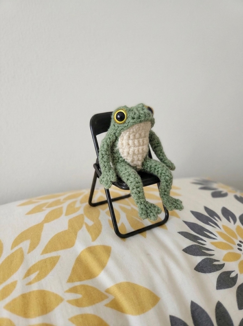 Crochet frog pattern - A crocheted frog sitting on a mini chair