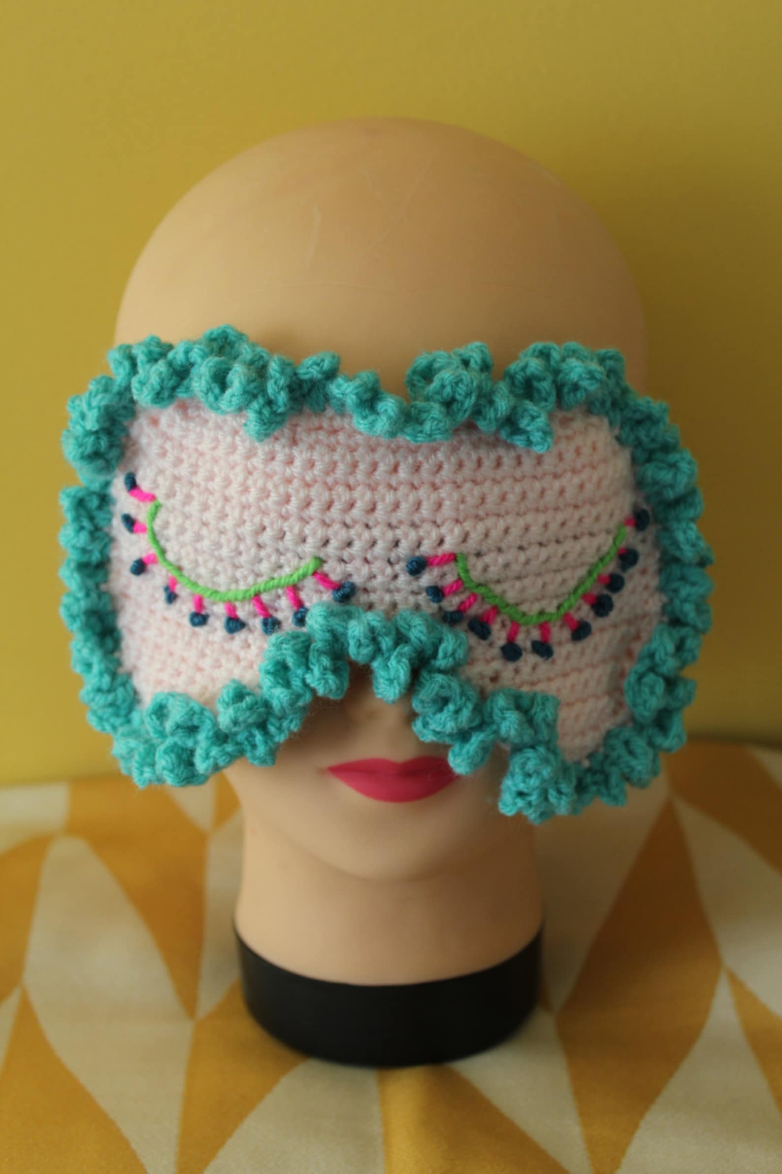 Crochet sleep mask pattern in English and American terms. Etsy España