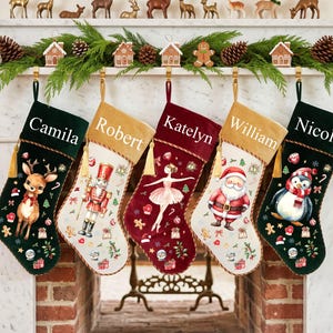 Könnte beinhalten: Fünf personalisierte Weihnachtsstrümpfe hängen in einer Reihe. Die Strümpfe tragen die Namen Camila, Robert, Katelyn, William und Nicole und zeigen Illustrationen von Rentier, Nussknacker, Ballerina, Weihnachtsmann und Pinguin auf weißem Grund.