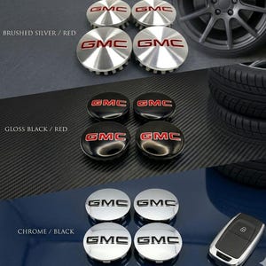 Op de afbeelding: Een set van drie keramische mokken met een gespikkelde, matte afwerking. Elke mok heeft een andere kleur: lichtblauw, crème en grijs. De mokken hebben een eenvoudig, modern ontwerp en een comfortabele handgreep.