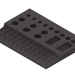 Può includere: Una tazza di ceramica bianca con manico nero e la scritta "But First, Coffee" in grassetto nero. La tazza è posta su uno sfondo neutro, che ne evidenzia il design semplice.