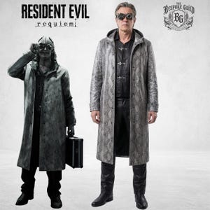 Puede incluir: Un abrigo largo gris con capucha y estampado de piel de serpiente, sobre una camisa negra con cierres metálicos plateados y pantalones negros. El conjunto incluye gafas oscuras y el texto Resident Evil requiem y The Bespoke Guild.