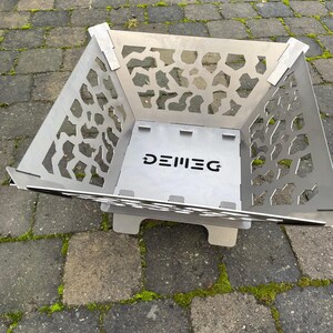 Op de afbeelding: Een set van drie keramische mokken met een gespikkelde, matte afwerking. De mokken zijn in crème, lichtgrijs en donkergrijze tinten. Elke mok heeft een eenvoudig, minimalistisch ontwerp en een afgeronde handgreep.