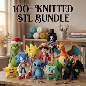 Może przedstawiać: Kolekcja dzierganych figurek postaci, w tym Sonica, Stitcha i smoka, jest prezentowana na drewnianej powierzchni. Figurki są kolorowe i szczegółowe, z tekstem "100+ KNITTED STL BUNDLE" nad nimi. W tle widoczne są różne przędze i materiały rzemieślnicze.