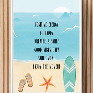Könnte beinhalten: Ein gerahmter Druck mit einer Strandszene, mit einem türkisfarbenen Surfbrett, einem Seestern und Flip-Flops. Der Text lautet "Positive Energie, Sei glücklich, Atme & Lächle, Nur gute Vibes, Lächle mehr, Genieße den Moment."