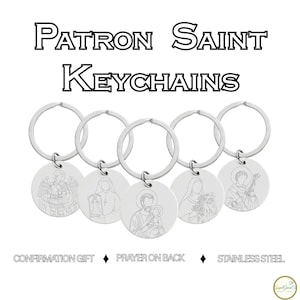 Pode incluir: Um conjunto de chaveiros de aço inoxidável com imagens religiosas. Cada chaveiro apresenta um pingente redondo com uma ilustração de santo gravada e um chaveiro prateado. O texto "PATRON SAINT KEYCHAINS" é exibido no topo.