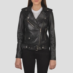 Könnte beinhalten: Eine schwarze Leder-Motorradjacke mit asymmetrischem Frontreißverschluss, gekerbten Revers mit silberfarbenen Metalldruckknöpfen, mehreren Reißverschlusstaschen und einem Gürtel mit Schnalle in der Taille über einem weißen T-Shirt.