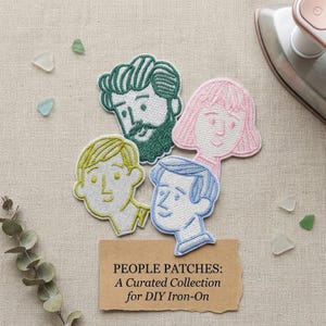 Puede incluir: Cuatro parches bordados con rostros humanos estilizados en hilo verde, rosa, amarillo y azul. Una tarjeta de papel rectangular debajo muestra el texto: PEOPLE PATCHES: A Curated Collection for DIY Iron-On. Los parches están agrupados.