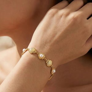 Seashell Link Bracelet, Gold Marine Life Jewelry, Nautical Theme Accessory, Perfect Birthday Gift for Her