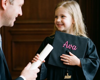 Set personalizzato di toga e cappello da laurea per bambini 2026, completo personalizzato per la laurea della scuola materna, regalo per il diplomato della scuola dell'infanzia, cappello con nome ricamato