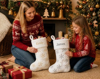 名前入りの白い雪の結晶柄クリスマスストッキング、クリスマスのマントルピース装飾、家族の記念品、金または銀の雪の結晶刺繍