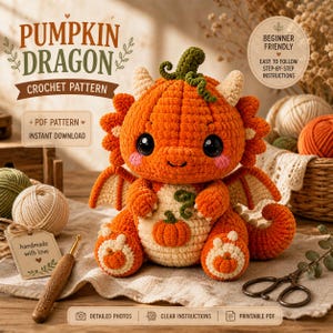 Puede incluir: Un peluche de dragón calabaza tejido a ganchillo, en colores naranja y crema. El dragón tiene grandes ojos negros, un tallo verde y cuernos color crema. La imagen incluye el texto "Pumpkin Dragon Crochet Pattern" y "Beginner Friendly".
