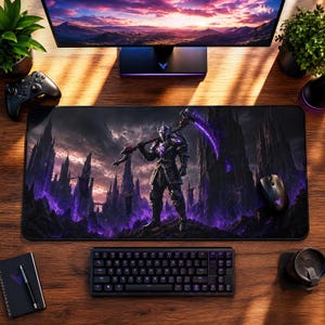 Peut inclure: Un tapis de bureau rectangulaire présentant une illustration de dark fantasy d'un chevalier en armure noire tenant une faux violette lumineuse. La scène dépeint un paysage de château gothique déchiqueté sous un ciel crépusculaire dramatique.