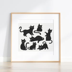 Puede incluir: Impresión enmarcada con siluetas de gatos negros en varias poses, estilo punto de cruz. Los gatos se destacan sobre un fondo blanco. El marco es de color madera clara, agregando un toque cálido a la obra de arte.