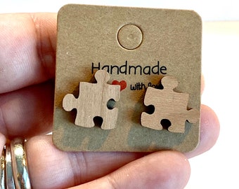Pendientes de concienciación sobre el autismo- Piezas de rompecabezas de madera. Respaldos de acero inoxidable.