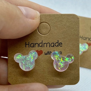 Orejas de ratón iridiscentes inspiradas en Mickey- Pendientes inspirados en Disney- Orejas de ratón iridiscentes rainbow fundidas en resina con tachuelas transparentes.