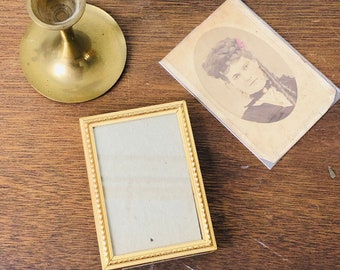 2.5" x 3.5" vintage picture frame small wallet sized in gold toned metal - perfect for old family photo - desktop decor
