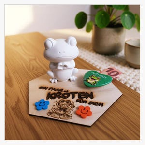 Op de afbeelding: Een witte keramische mok met een zwart handvat en de handgeschreven tekst "But First, Coffee". De mok staat op een wit oppervlak. Geschikt voor warme dranken.