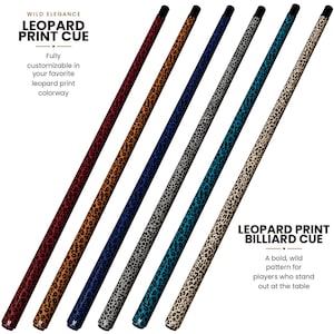 Könnte beinhalten: Sechs lange Billardqueues, diagonal angeordnet, jedes mit einem ausgeprägten Leopardenmuster in Rot, Braun, Dunkelblau, Grau, Blaugrün und Beige. Der Text auf dem Bild lautet: WILD ELEGANCE LEOPARD PRINT CUE und LEOPARD PRINT BILLIARD CUE.
