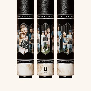 Puede incluir: Tres tacos de billar con empuñadura negra texturizada, una sección central con paneles fotográficos hexagonales que muestran retratos familiares y el texto "THE BEST DAD EVER," y una base color crema con un logo "UNI" negro y detalles plateados.