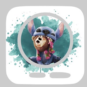 Peut inclure: Deux motifs de personnages de dessins animés dans des cadres circulaires. L'un présente un cochon et un poulet sur un fond rose aquarelle. L'autre montre une créature bleue extraterrestre avec un ours dans la bouche sur un fond turquoise aquarelle.