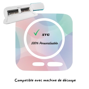 Puede incluir: Una máquina de corte blanca y turquesa está colocada sobre un gráfico en colores pastel con el texto "SVG" y "100% Personalizable". El gráfico tiene una marca de verificación. El texto "Compatible avec machine de découpe" está en la parte inferior.