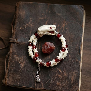 Pulsera doble de calavera y hueso de serpiente auténtica / Joyería de vértebras con piedras preciosas rojas / Curiosidades góticas y místicas / Cultura buitre / Coqueta oscura