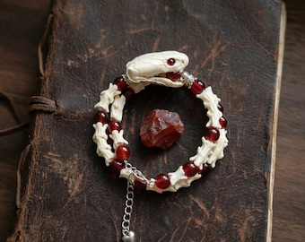 Echtes Schlangen Schädel & Bone Doppel Wickelarmband | Roter Edelstein Wirbel Schmuck | Gothic Witchy Kuriositäten | Geier-Kultur | Dunkel Kokette