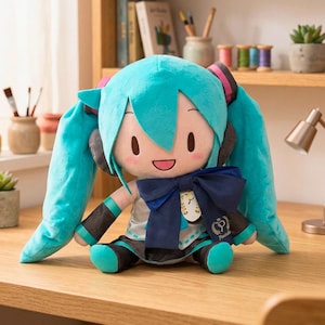 Puede incluir: Muñeca de peluche con un personaje de pelo turquesa, ojos azules grandes y expresión sonriente. La muñeca tiene un gran lazo azul marino, ropa negra y plateada y detalles turquesa. La muñeca está sentada sobre una superficie de madera.