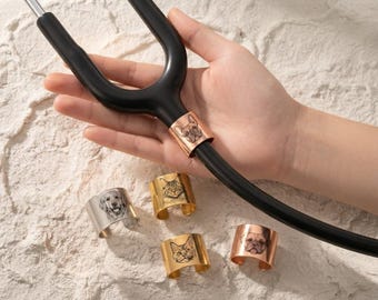 Gepersonaliseerd hondenportret als medisch bedeltje, cadeau voor dierenartsassistente, ID-ring met stethoscoop en dierengezicht, afstudeercadeau voor verpleegkundige, cadeau voor vrijwilliger bij een dierenopvang