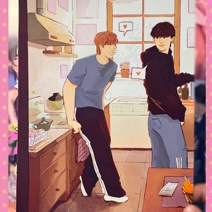Op de afbeelding: Illustratie van twee mensen in een keuken. Eén persoon draagt een blauw t-shirt en een zwarte joggingbroek met een witte streep. De ander draagt een zwarte hoodie en een blauwe spijkerbroek. De keuken heeft houten kasten en een raam.