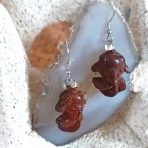 Può includere: Set di tre tazze in ceramica con finitura opaca e macchiettata. Le tazze sono nei toni del crema, grigio chiaro e grigio scuro. Ogni tazza ha un design semplice e minimalista.
