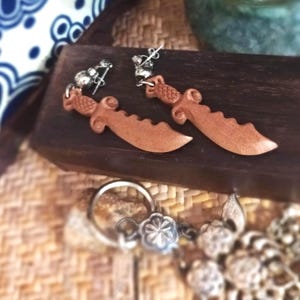 以下が含まれることがあります： 白い文字で「Welcome to our home」と書かれた素朴な木製の看板。 荒れた仕上がりとシンプルで魅力的なデザインで、玄関の装飾に最適です。