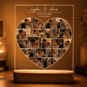 Könnte beinhalten: Personalisiertes LED-Nachtlicht mit Holzsockel. Die Acrylplatte zeigt eine herzförmige Fotocollage mit den Namen "Sophia & Oliver" und dem Text "I LOVE YOU MORE 14.02.2026" darüber. Das Licht strahlt warm.
