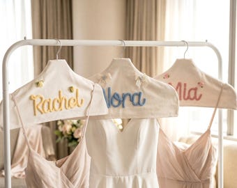 Perchas personalizadas para novias, juego de fundas para perchas con nombre para bodas, juego de perchas para damas de honor, recuerdos de chenilla para despedida de soltera.