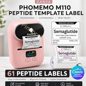 Op de afbeelding: Een roze Phomemo M110 labelprinter met een zwarte bovenkant, die een label afdrukt met de tekst "Semaglutide". De afbeelding toont ook een rol etikettentape en extra labels. Tekst op de afbeelding is onder meer "Peptide Template Label" en "61 Peptide Labels".