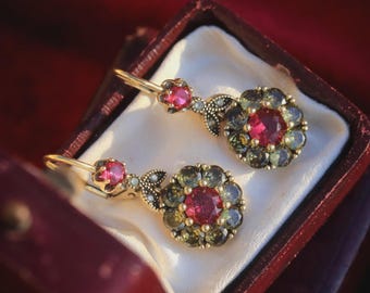 Antike viktorianische Ohrhänger mit Peridot und Rubin in Gänseblümchenform, 14 Karat gelbvergoldet, 925er Silber