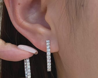 Pendientes de aro para mujer con diamantes de talla redonda, chapados en plata de ley con baño de oro blanco de 14 quilates.