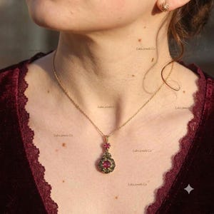 Ciondolo antico vittoriano a forma di margherita con peridoto e rubino placcato in oro giallo 14 carati e argento 925.