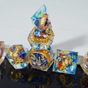 Juego de dados de resina / Dados poliédricos para juegos de rol en tonos morado humo, dorado y borde afilado.