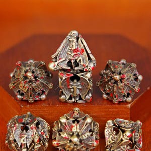 Jeu de dés MDN en métal creux - Conception aile de squelette, jeu de rôle RPG aux éclaboussures pourpres en bronze antique