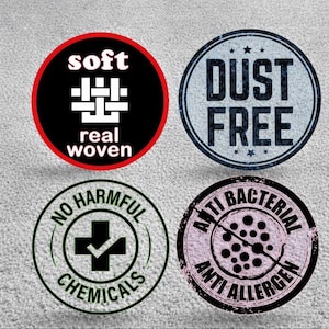 Puede incluir: La imagen presenta cuatro insignias circulares con texto. La insignia superior izquierda dice "soft real woven" en blanco sobre un c&iacute;rculo negro con borde rojo. La insignia superior derecha dice "DUST FREE" en azul. La insignia inferior izquierda dice "NO HARMFUL CHEMICALS" en verde. La insignia inferior derecha dice "ANTI BACTERIAL ANTI ALLERGEN" en rosa.