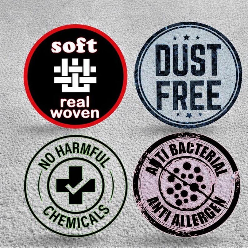 Puede incluir: La imagen presenta cuatro insignias circulares con texto. La insignia superior izquierda dice "soft real woven" en blanco sobre un c&iacute;rculo negro con borde rojo. La insignia superior derecha dice "DUST FREE" en azul. La insignia inferior izquierda dice "NO HARMFUL CHEMICALS" en verde. La insignia inferior derecha dice "ANTI BACTERIAL ANTI ALLERGEN" en rosa.