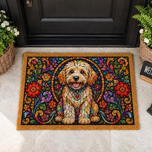 Peut inclure: Un paillasson rectangulaire orné d'une illustration colorée de style vitrail représentant un chien doré assis au centre. Le motif est entouré de fleurs complexes et vibrantes dans des tons de rouge, violet, bleu et vert.