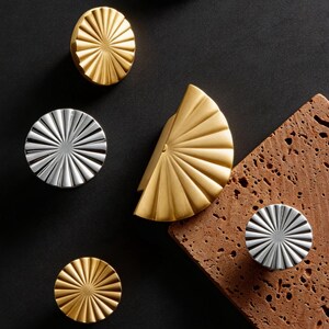 Tirador de armario redondo de media luna de latón cromado, con estampado floral.