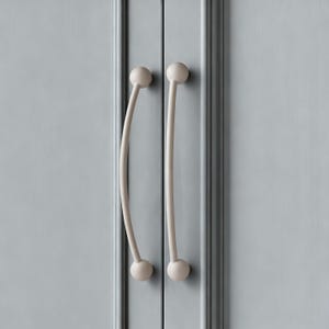 Peut inclure: Panneau en bois rustique avec l'inscription "Welcome to our home" en lettres blanches. Le panneau présente une finition vieillie et un design simple et accueillant, idéal pour la décoration d'entrée.