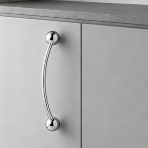 Peut inclure: Ensemble de trois mugs en céramique crème tachetée. Chaque mug présente un motif peint à la main : une feuille bleue et verte, une fleur jaune et une baie rouge. Les mugs ont une forme simple et arrondie.